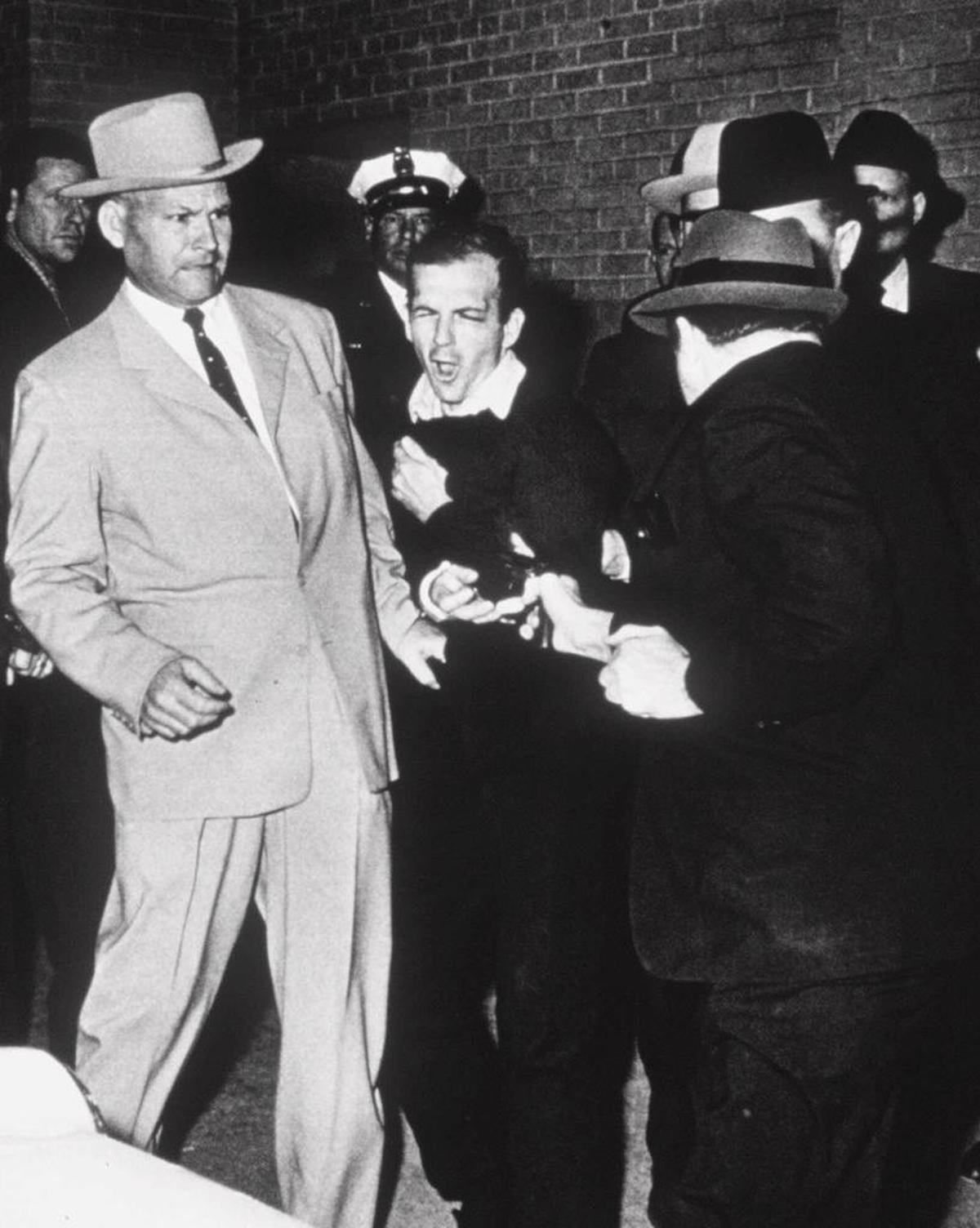 Fotografía tomada por Robert H. Jackson del Dallas Times-Herald del momento en que asesinan a Lee Harvey Oswald tras el asesinato del presidente John F. Kennedy en 1963.