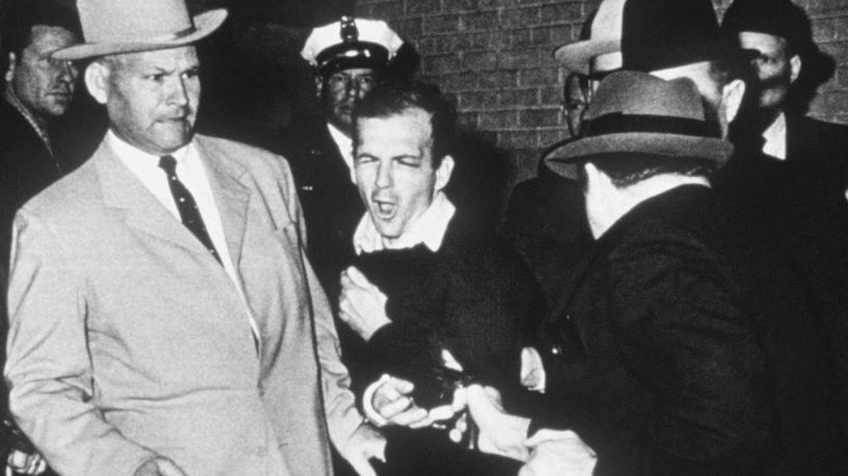 Fotografía tomada por Robert H. Jackson del Dallas Times-Herald del momento en que asesinan a Lee Harvey Oswald tras el asesinato del presidente John F. Kennedy en 1963.