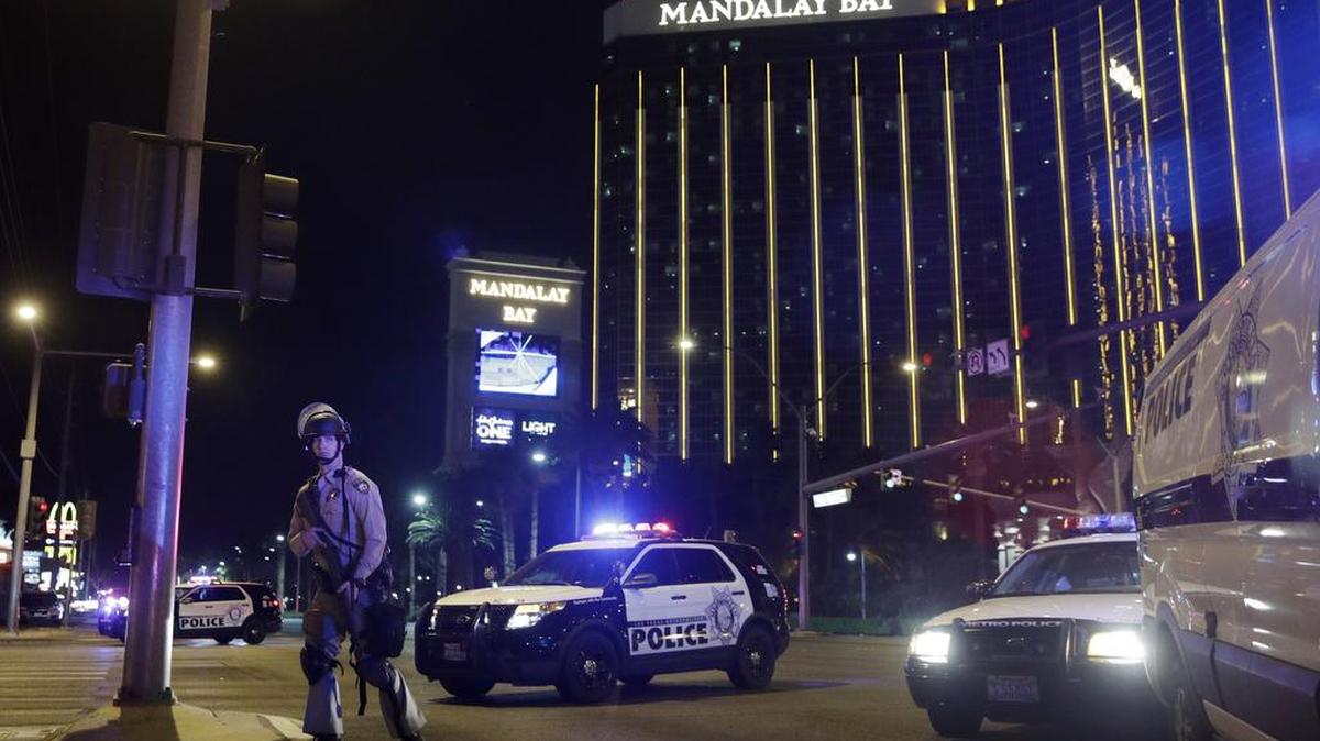 Al menos 50 personas murieron y más de 400 resultaron heridos en un tiroteo perpetrado por Stephen Paddock en Las Vegas, Nevada el 1 de octubre de 2017.