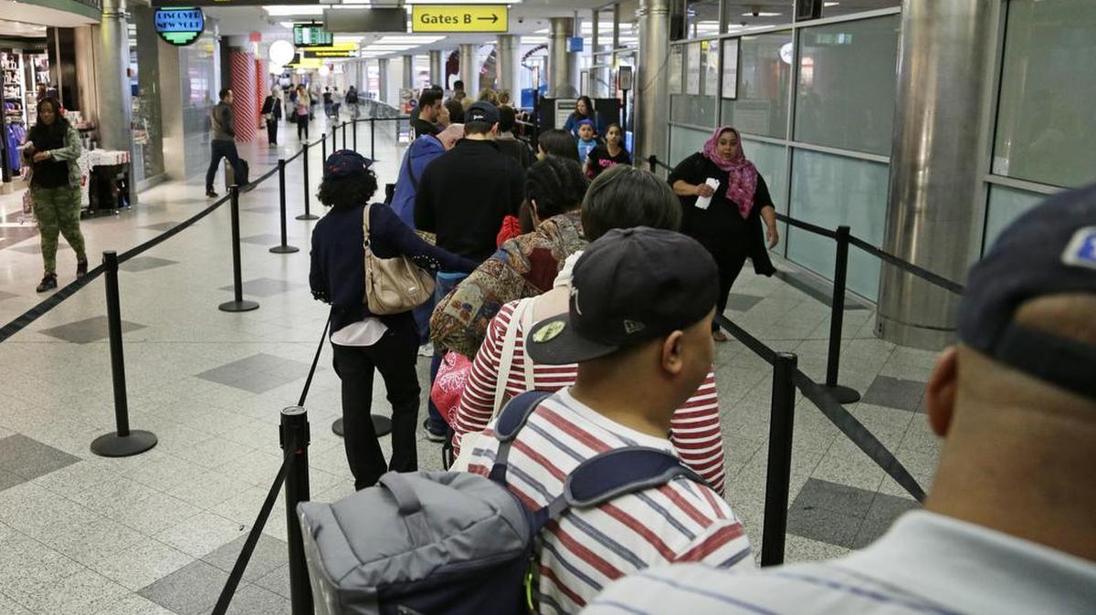 La gente hace fila en el aeropuerto de LaGuardia, el viernes 13 de mayo de 2016, en Nueva York.