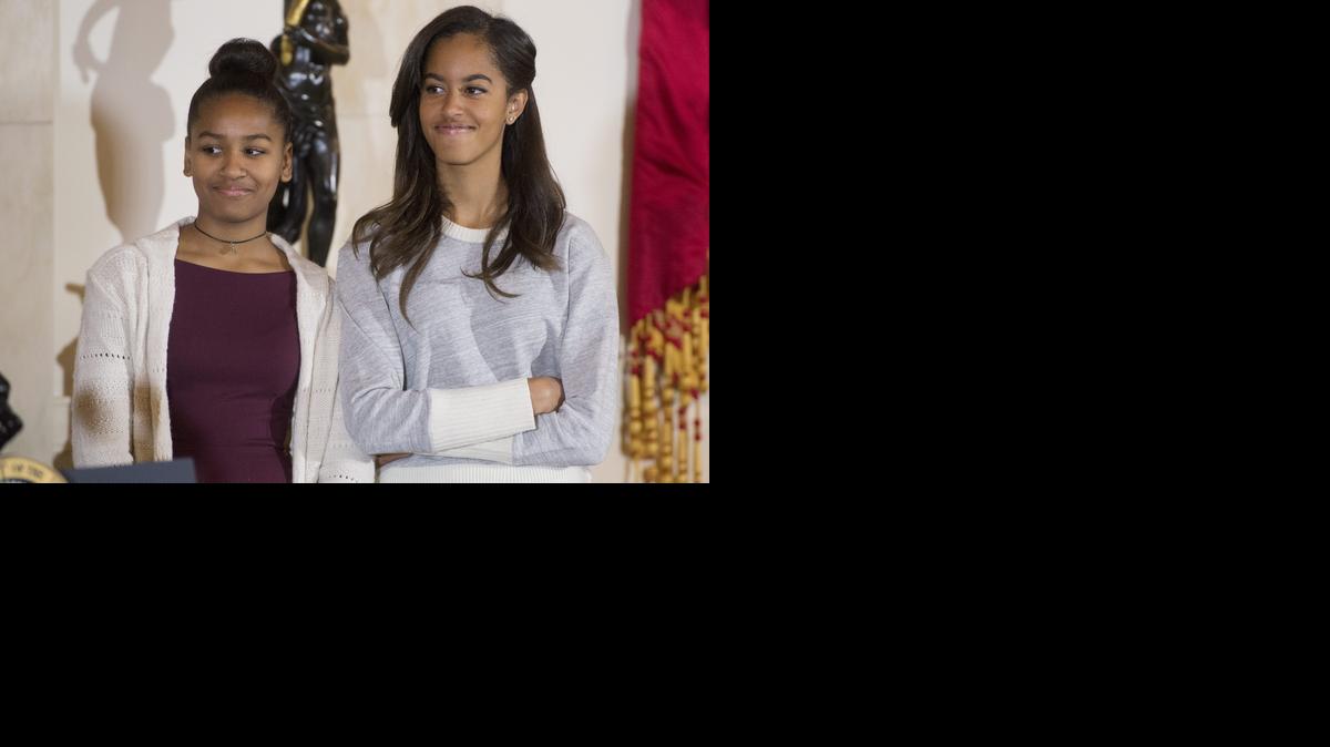 
Las hijas del presidente estadounidense, Barack Obama, Sasha (i) y Malia (d) asisten a la ceremonia de indulto de dos pavos por el día de Acción de Gracias, el miércoles 26 de noviembre de 2014, en la Casa Blanca, Washington (DC, EE.UU.).