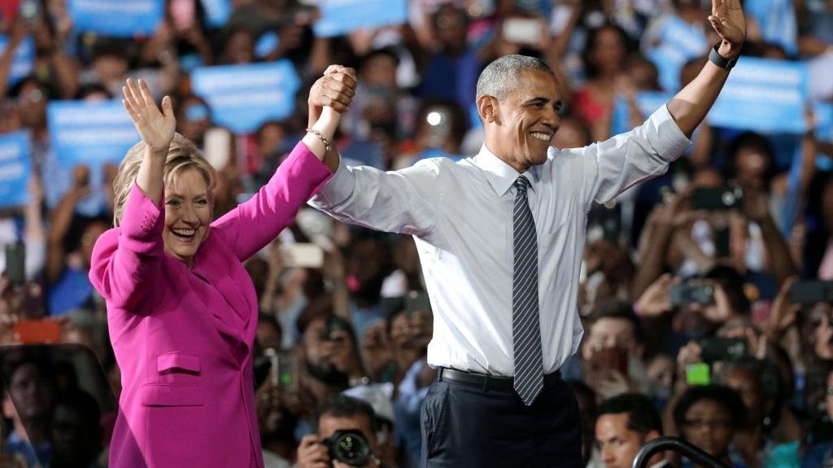 Obama y Clinton compartieron escenario en la ciudad de Charlotte, Carolina del Norte, y evitaron mencionar la decisión del FBI.