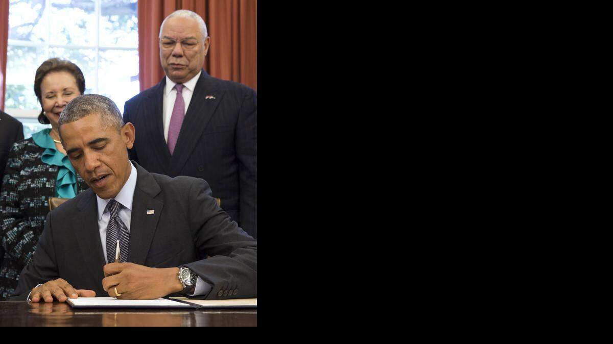 
El presidente Barack Obama firma el lunes la Declaración de Promesa de Alianza de América durante un acto en la Oficina Oval de la Casa Blanca.


