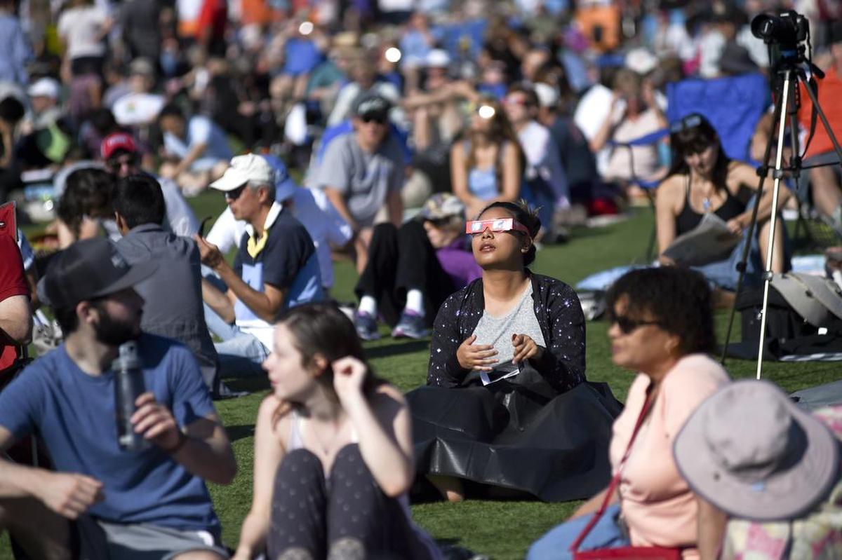Kaycee Calip, de Oakland, California, observa el eclipse solar en el Parque de la Universidad Estatal de Oregón el lunes 21 de agosto de 2017.