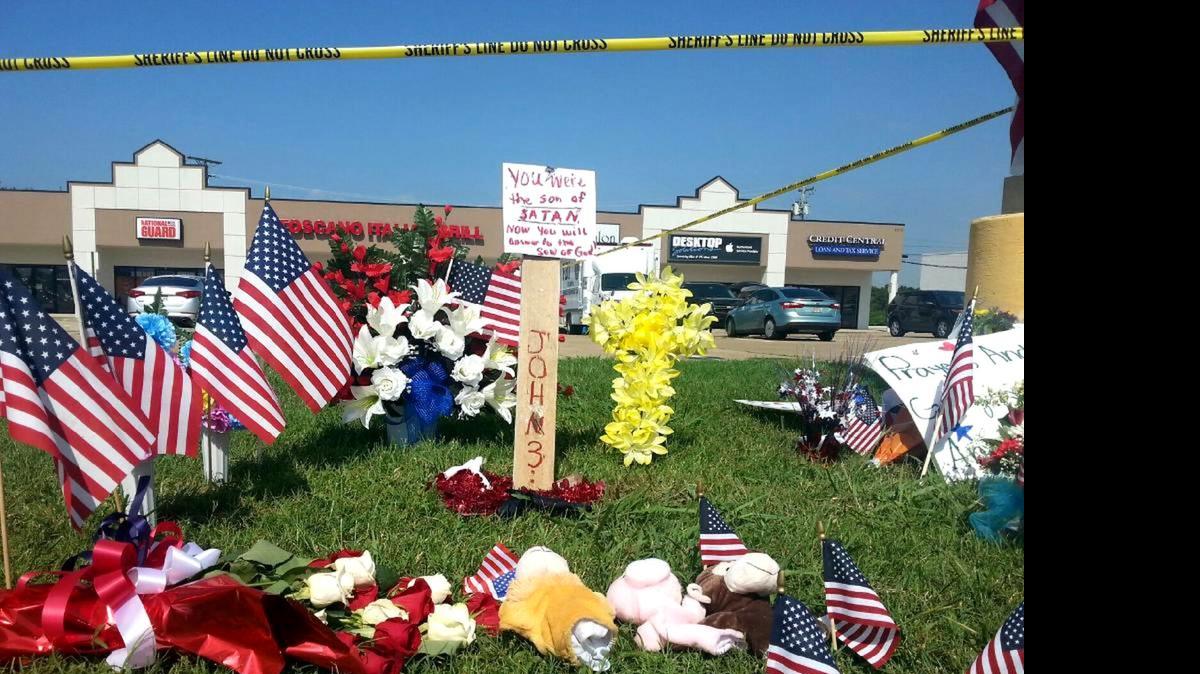 
Flores, banderas y peluches son puestos cerca del Armed Forces Career Center, el viernes, como un recordatorio hacia los cuatro militares estadounidenses que murieron durante un tiroteo, en Chattanooga, Tennessee.
