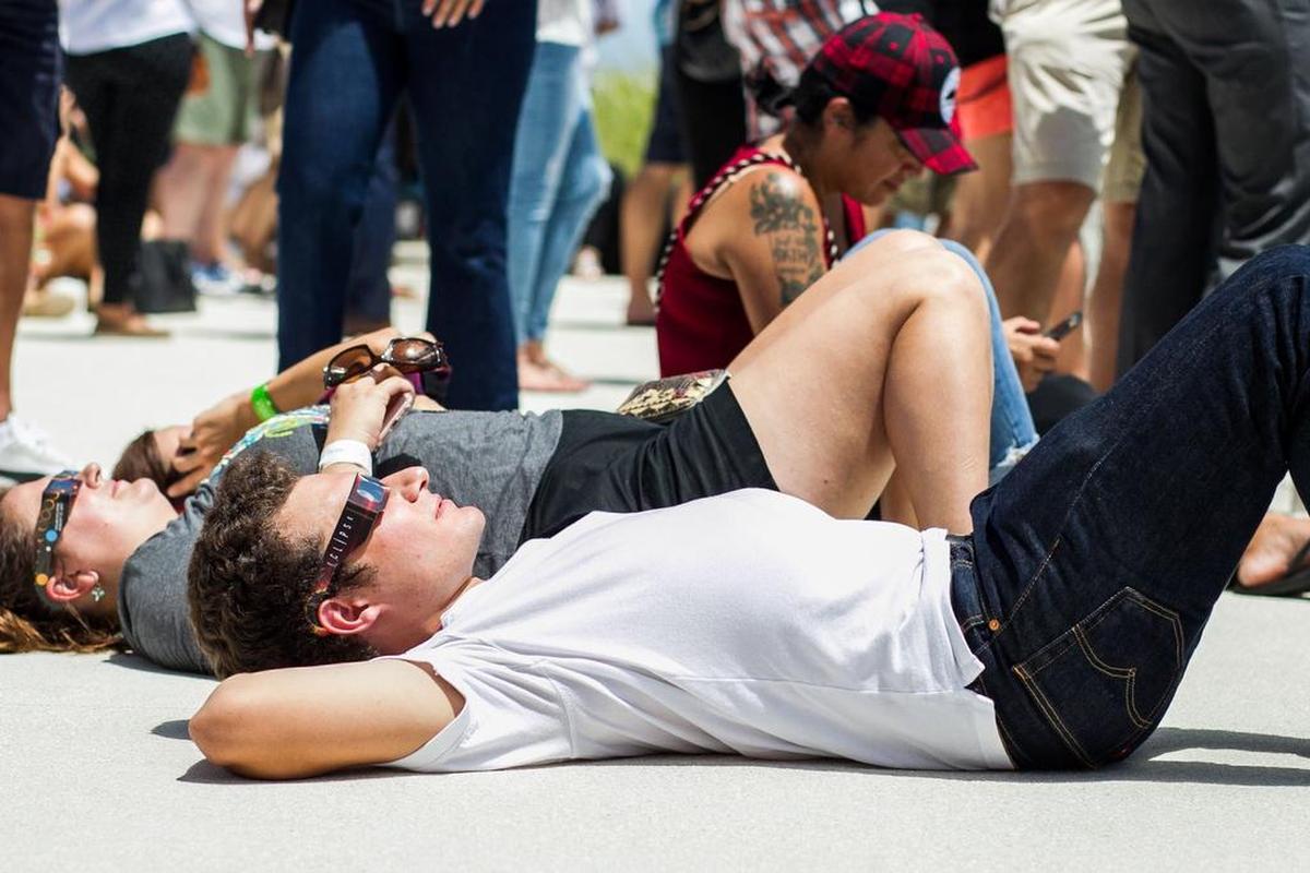 Alejandro de la Campa observa el eclipse solar en el Phillip y Patricia Frost Museum of Science en Miami el lunes 21 de agosto de 2017.