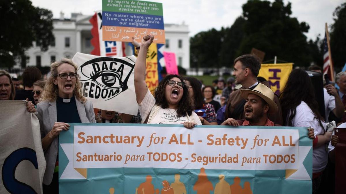 En esta foto de archivo tomada el 5 de septiembre de 2017, inmigrantes y simpatizantes se manifiestan durante un mitin en apoyo de la Acción Diferida para los Llegados en la Infancia (DACA) frente a la Casa Blanca en Washington DC.