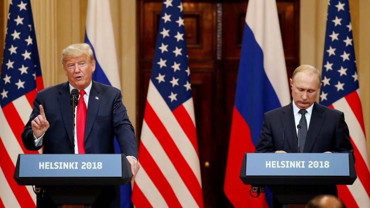  El presidente estadounidense, Donald J. Trump (i), y su homólogo ruso, Vladimir Putin (d), ofrecen una rueda de prensa conjunta tras la cumbre formal entre ambos dirigentes celebrada en el Palacio Presidencial de Helsinki, Finlandia, el 16 de julio de 2018. 