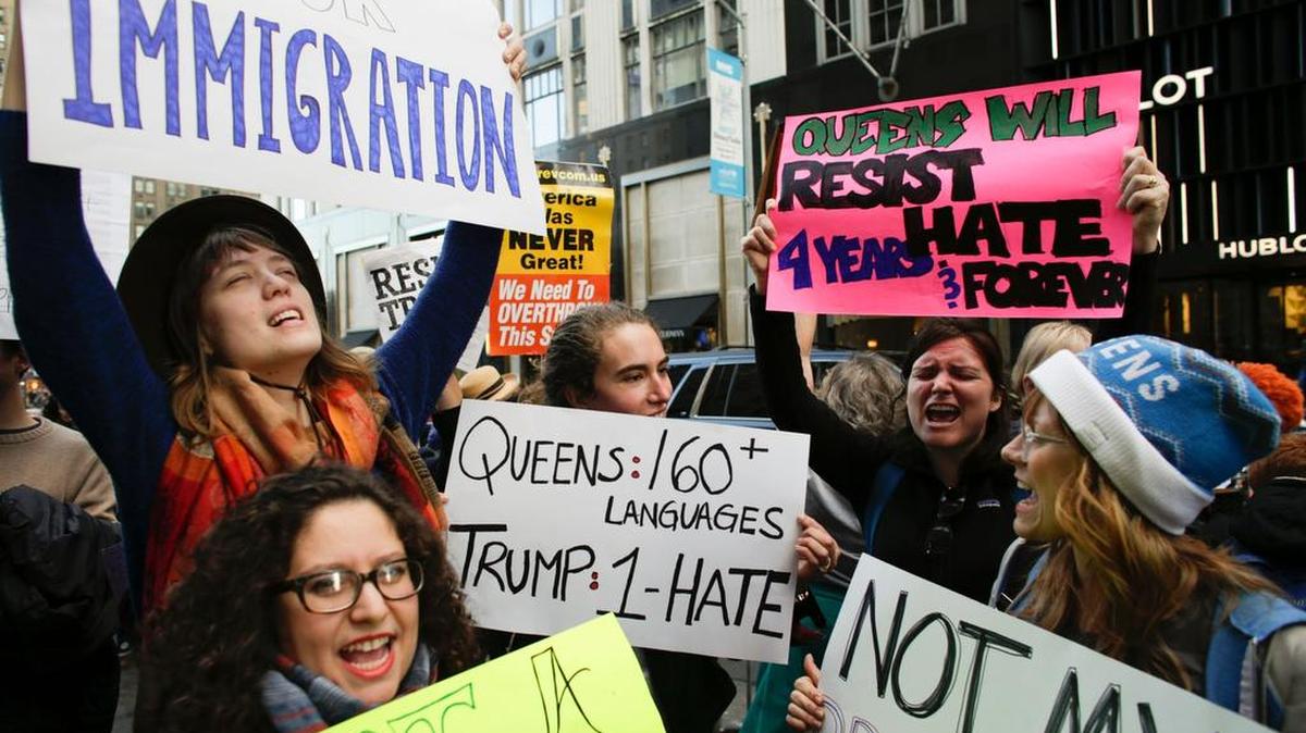Mujeres sosteniendo pancartas protestan contra el presidente electo Donald Trump, frente al edificio Trump Tower, el 19 de noviembre en Nueva York.