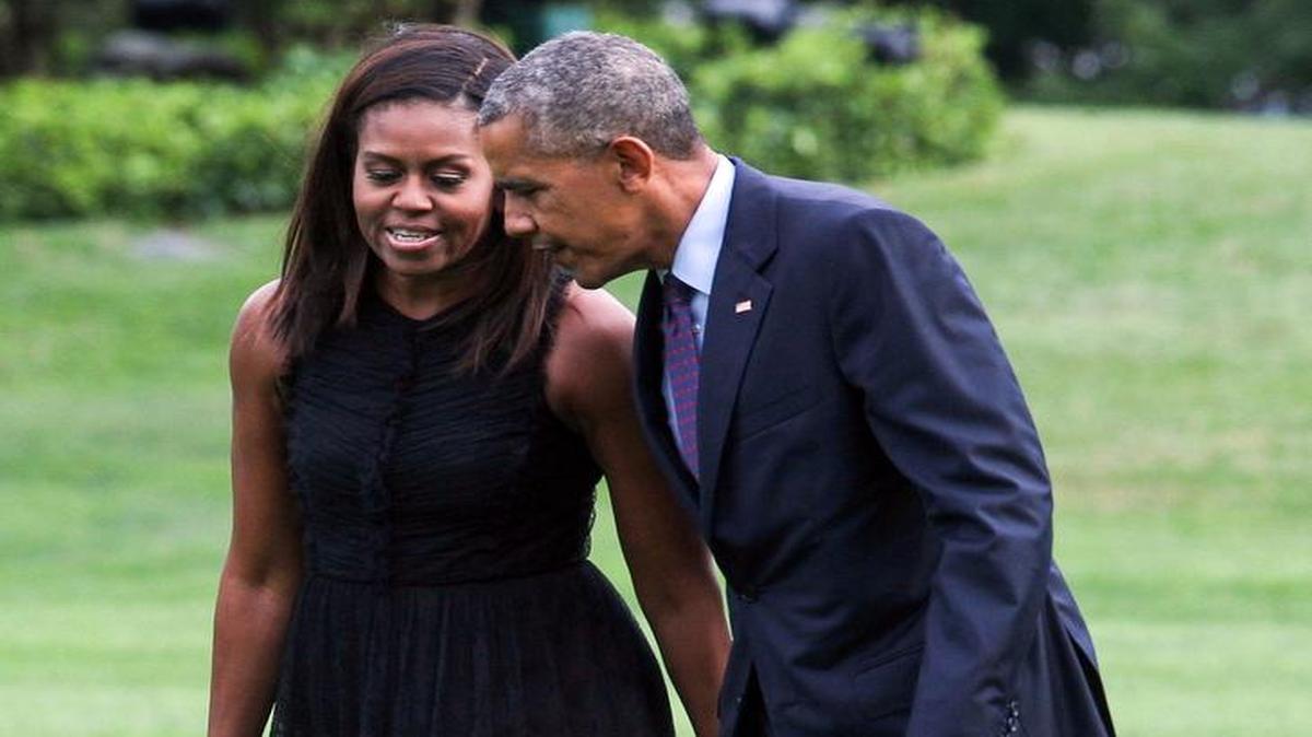 Esta foto de archivo tomada el 21 de septiembre de 2016 muestra a Michelle Obama y Barack Obama llegando a la Casa Blanca en Washington, DC.