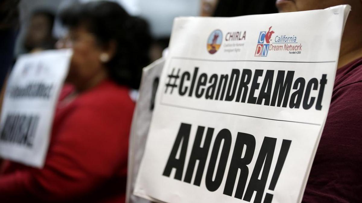 Una persona sostiene un caretl que pide la aprobación de la ley bipartidista conocida como “Dream Act” o “Ley de Sueño”, durante una rueda de prensa el 25 de septiembre de 2017, en la sede de la Coalición por los Derechos Humanos de los Inmigrantes (CHIRLA), en Los Ángeles, California.