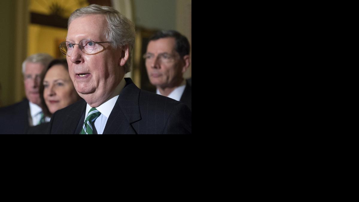 
El senador Mitch McConnell habla con los medios de prensa en Capitol Hill el 17 de marzo.


