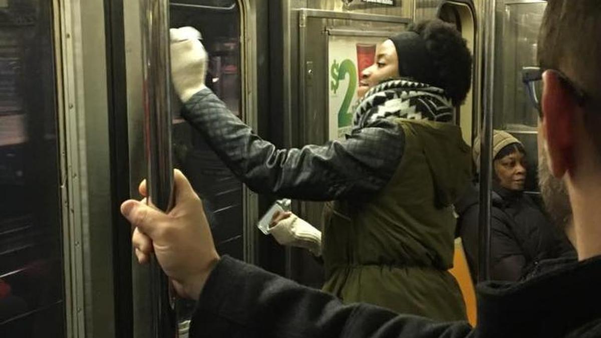 Ciudadanos de Nueva York se unieron para borrar mensajes discriminatorios que estaban en los vagones del metro de la ciudad.