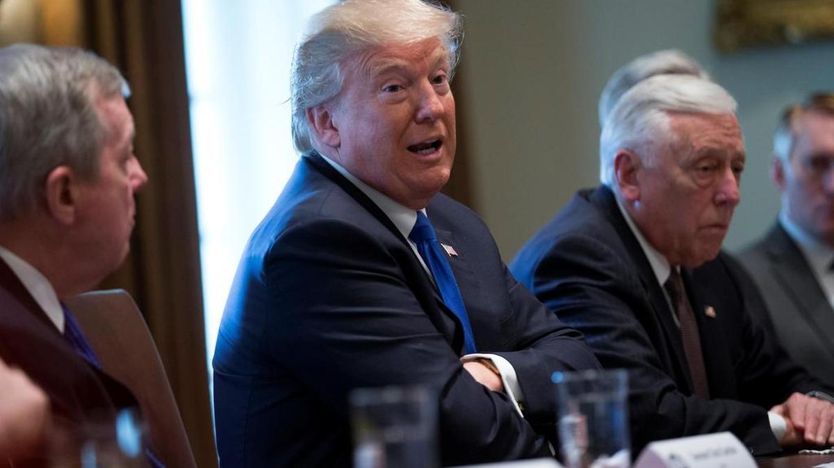 El presidente de EEUU, Donald Trump (c), participa en una reunión con unos 25 congresistas y senadores de ambos partidos en la Casa Blanca de Washington el 9 de enero del 2018.