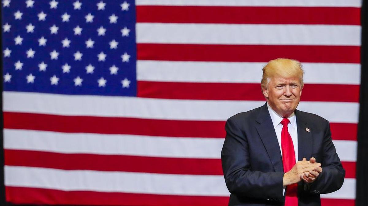 El presidente de Estados Unidos, Donald Trump, aplaude durante un mitin el miércoles 21 de junio de 2017, en Cedar Rapids, Iowa.