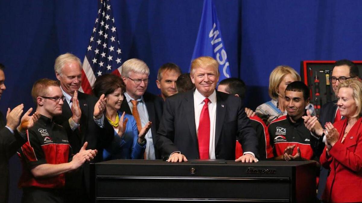 Donald Trump tras firmar una orden ejecutiva en las instalaciones de Snap-on, este martes en Kenosha, Wisconsin.