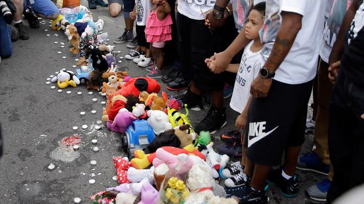 
Encabezados por el padre de Brown, también de nombre Michael, y otros familiares, la muchedumbre marchó por una de las avenidas de Ferguson en las que el pasado noviembre se produjeron violentos disturbios.
