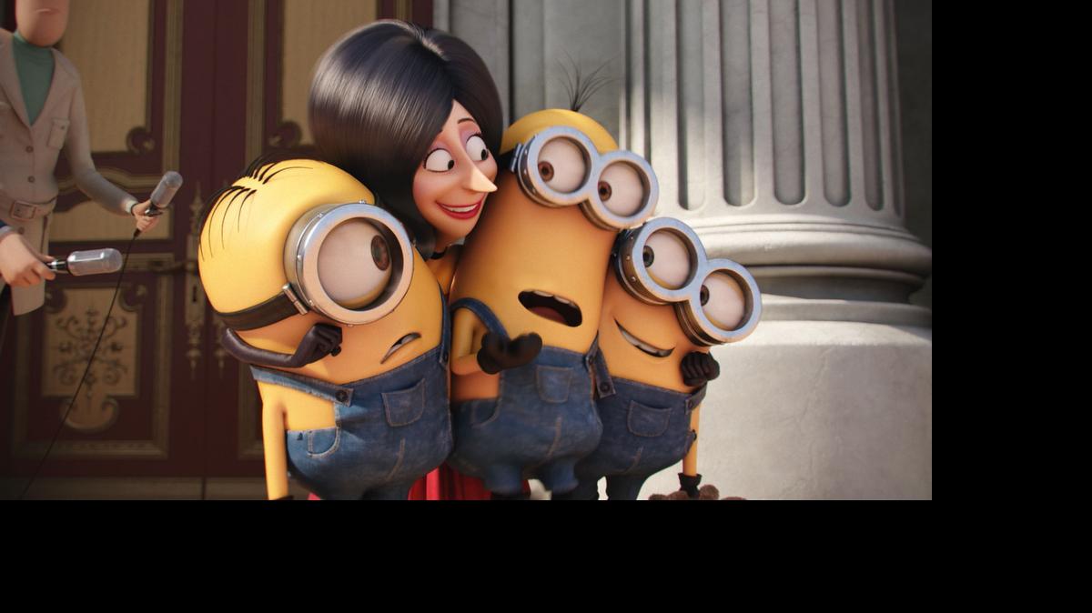 
Scarlet Overkill (2 izq.), a quien da vida la voz de la actriz Sandra Bullock, entre los personajes Stuart, Kevin y Bob, en la película animada ‘Minions’, que ha sido el éxito de taquilla más grande esta semana en EEUU. 
