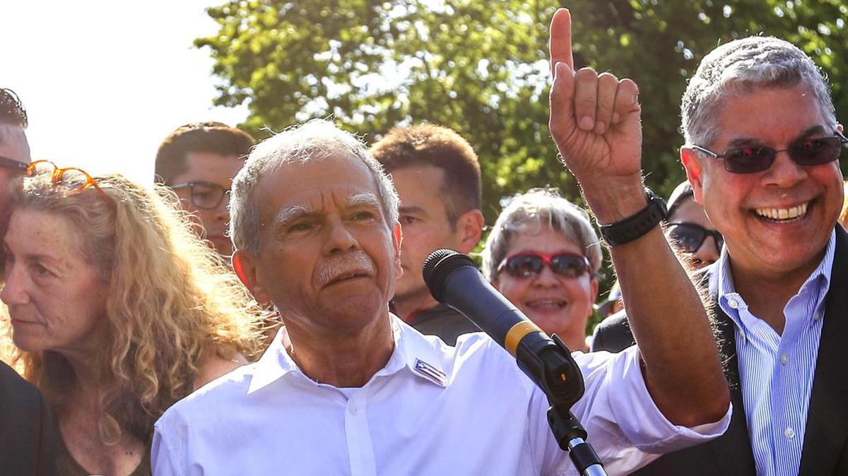 El activista puertorriqueño Oscar López Rivera (c), de 74 años, habla durante una ceremonia de bienvenida el 18 de mayo de 2017, en Chicago, Illinois, Estados Unidos. Rivera fue liberado el 17 de mayo de una condena de 70 años de prisión, de la que cumplió casi 36, por supuesta conspiración mientras era miembro de las Fuerzas Armadas de Liberación Nacional Puertorriqueña, o FALN.