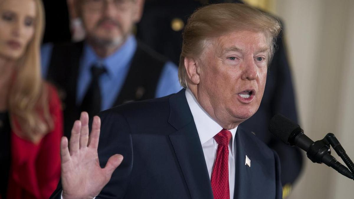 El presidente de los Estados Unidos, Donald J. Trump, declara la crisis de opiáceos una "emergencia de salud pública" durante un discurso en la Sala Este de la Casa Blanca el jueves 26 de octubre de 2017, en Washington, DC.
