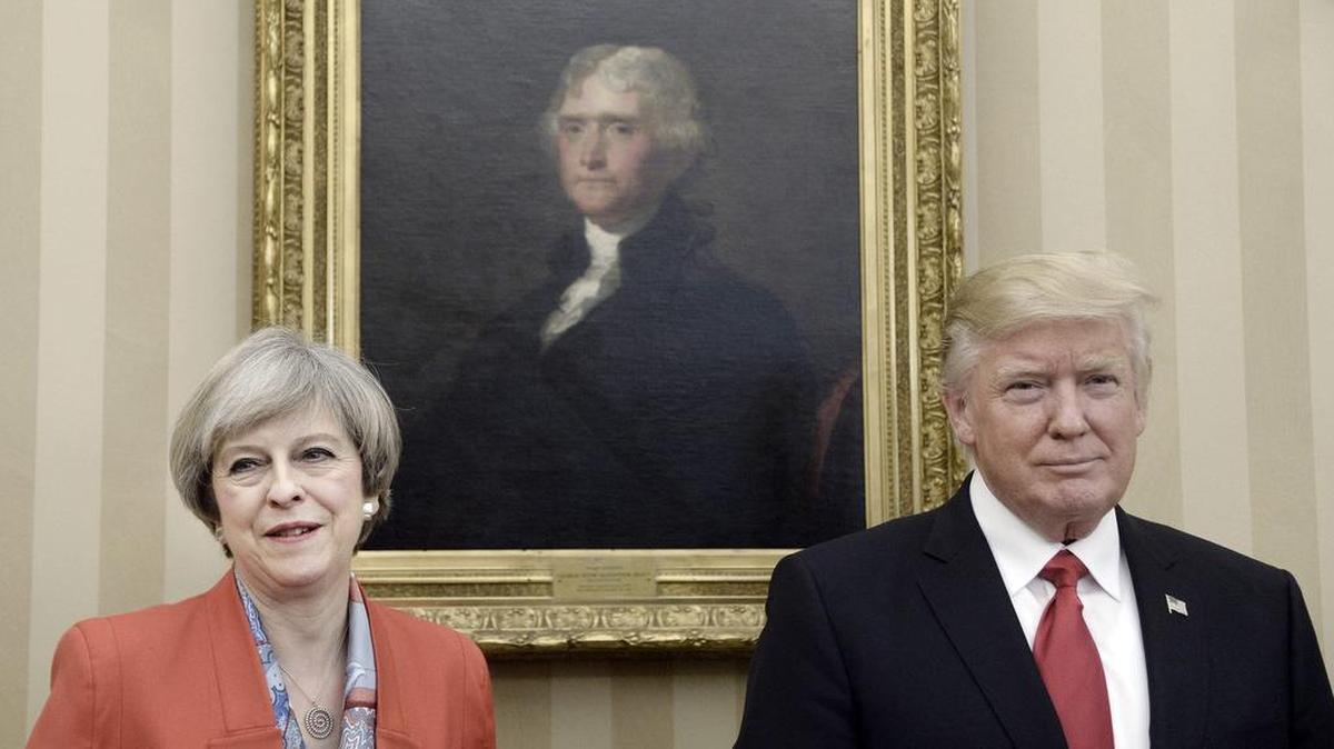 El presidente estadounidense, Donald Trump (c), posa para una fotografía junto a la primera minsitra británica, Theresa May (i), en la Casa Blanca, en Washington, Estados Unidos, el 27 de enero de 2017.