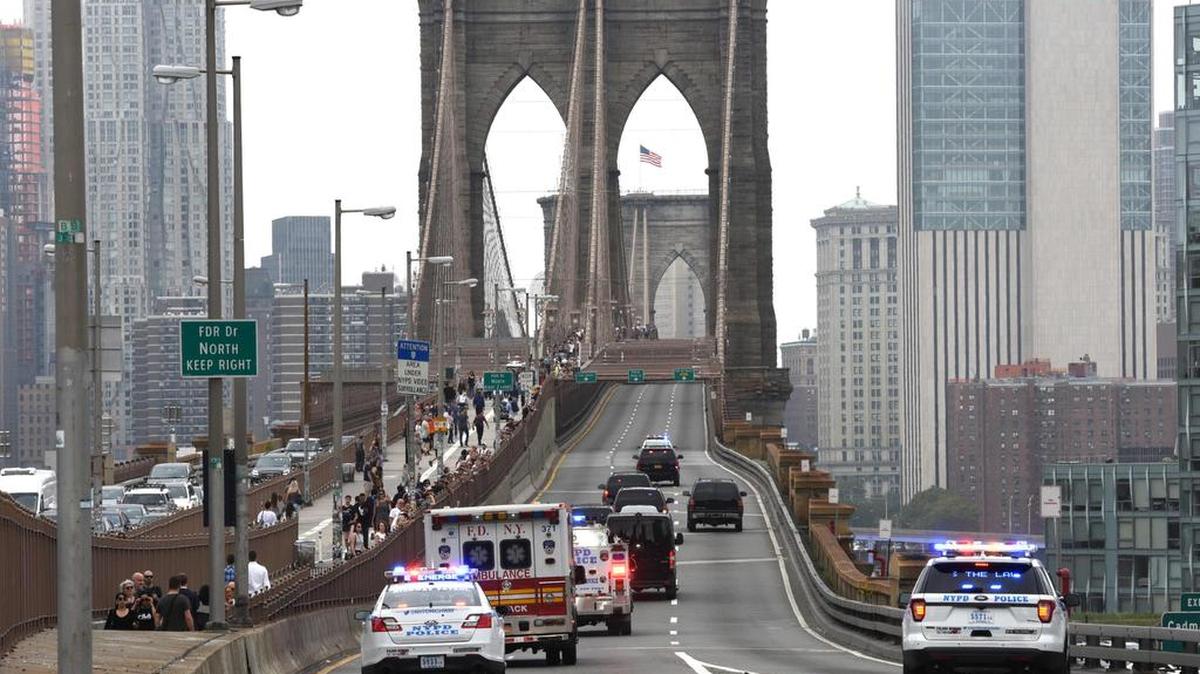 En esta foto de archivo tomada el 10 de octubre de 2018, el jefe de las drogas de México, Joaquín ‘El Chapo’ Guzmán, es acompañado por una caravana de la policía a través del Puente de Brooklyn de regreso a la cárcel en el bajo Manhattan después de su comparecencia ante el Tribunal de Distrito Federal en Brooklyn.