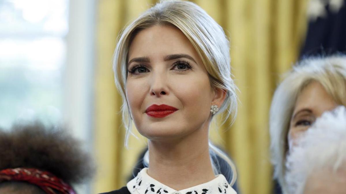 En esta foto de archivo del 25 de septiembre de 2017, Ivanka Trump aparece en la Oficina Oval de la Casa Blanca en Washington.