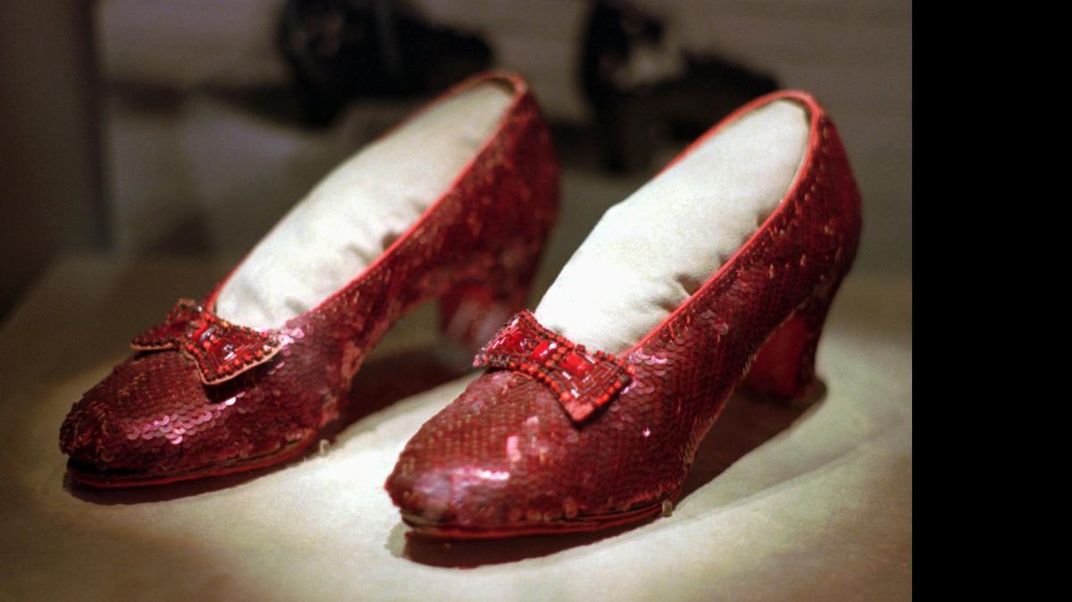 
Zapatillas de lentejuelas rojas que usó Judy Garland en ‘El Mago de Oz’, expuestas en el Museo Smithsonian. Otro par igual fue robado de un museo en Minnesota, por el cual un donante está ofrenciendo $1 millón.
