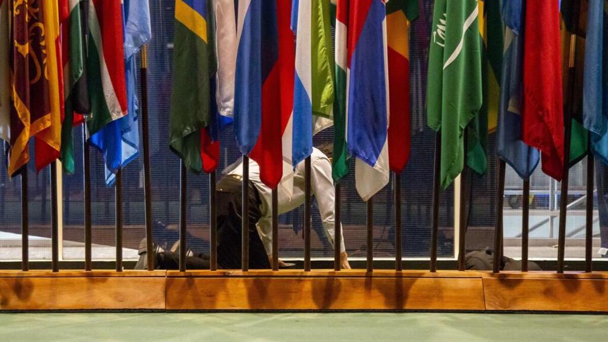 Fotografía cedida por la ONU donde aparece un trabajador de ultimando detalles para la semana de la septuagésima tercera sesión de la Asamblea General, el lunes 24 de septiembre de 2018, en la sede del organismo en Nueva York.
