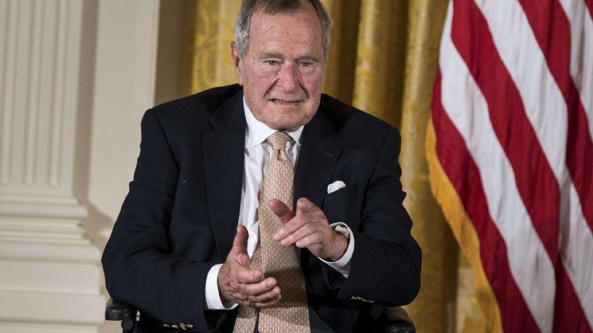 En esta foto de archivo del 15 de julio de 2013, el ex Presidente de los Estados Unidos George H.W. Bush señala a su esposa Barbara Bush durante un evento en la Sala Este de la Casa Blanca en Washington, DC.
