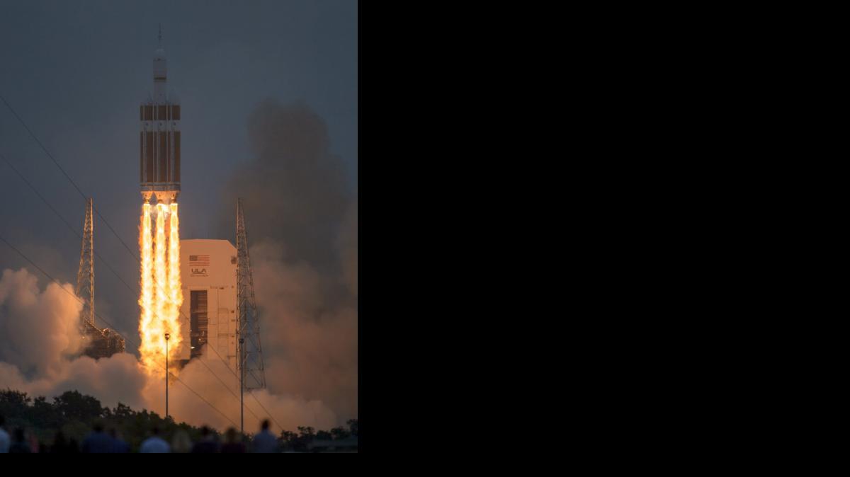 <cutline_leadin>El cohete</cutline_leadin> Delta IV, que transporta la cápsula Orión, durante el despegue del complejo de lanzamiento espacial de la base de Cabo Cañaveral, este viernes.<252><252>