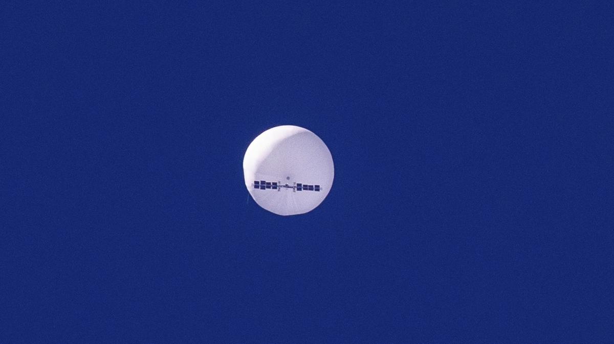 En esta foto proporcionada por Chad Fish, un gran globo se desplaza sobre el Océano Atlántico, frente a la costa de Carolina del Sur, el sábado 4 de febrero de 2023. El globo fue alcanzado por un misil de un caza F-22 frente a Myrtle Beach.