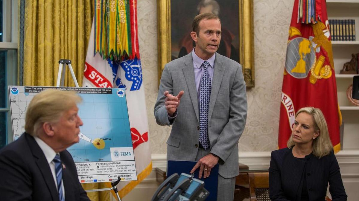 El presidente de Estados Unidos, Donald Trump; el administrador de la Agencia Federal para el Manejo de Emergencias, Brock Long, y la secretaria de Seguridad Nacional, Kirstjen Nielsen, hablan sobre el huracán Florence y su posible impacto en la costa este estadounidense el martes 11 de septiembre de 2018, durante una sesión informativa en la Oficina Oval en la Casa Blanca en Washington, DC.