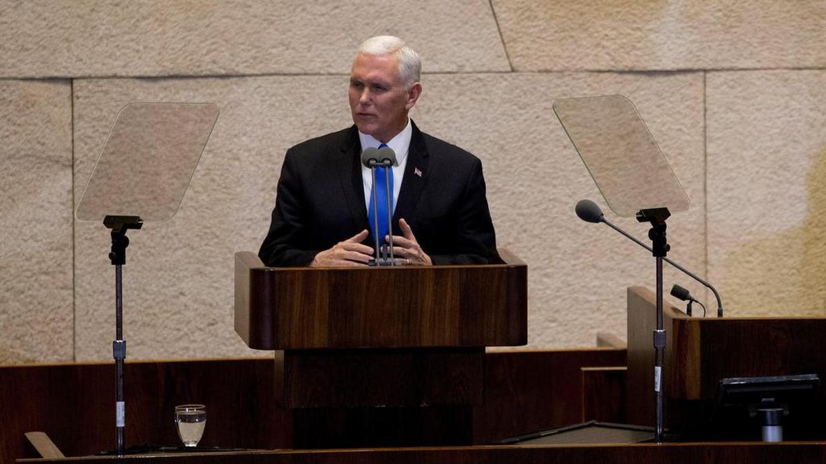 El vicepresidente de Estados Unidos, Mike Pence (dcha), pronuncia un discurso ante el Parlamento israelí en Jerusalén el 22 de enero de 2018.