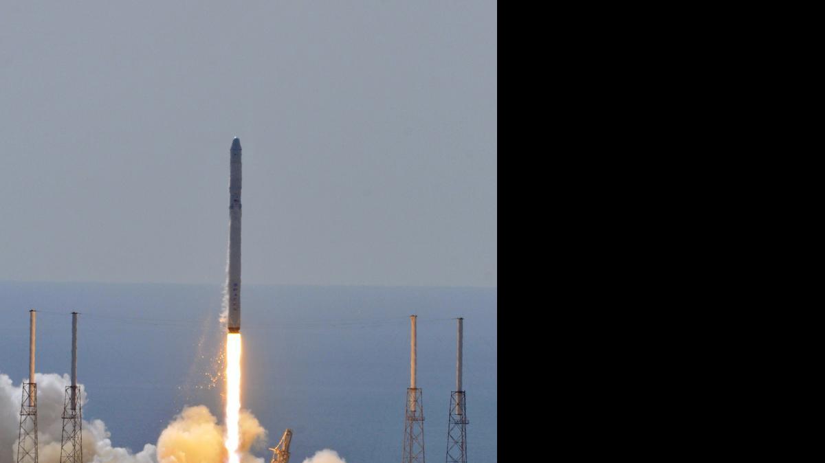 
El cohete de Space X Falcon 9 en el momento de su lanzamiento el domingo desde Cabo Cañaveral.
