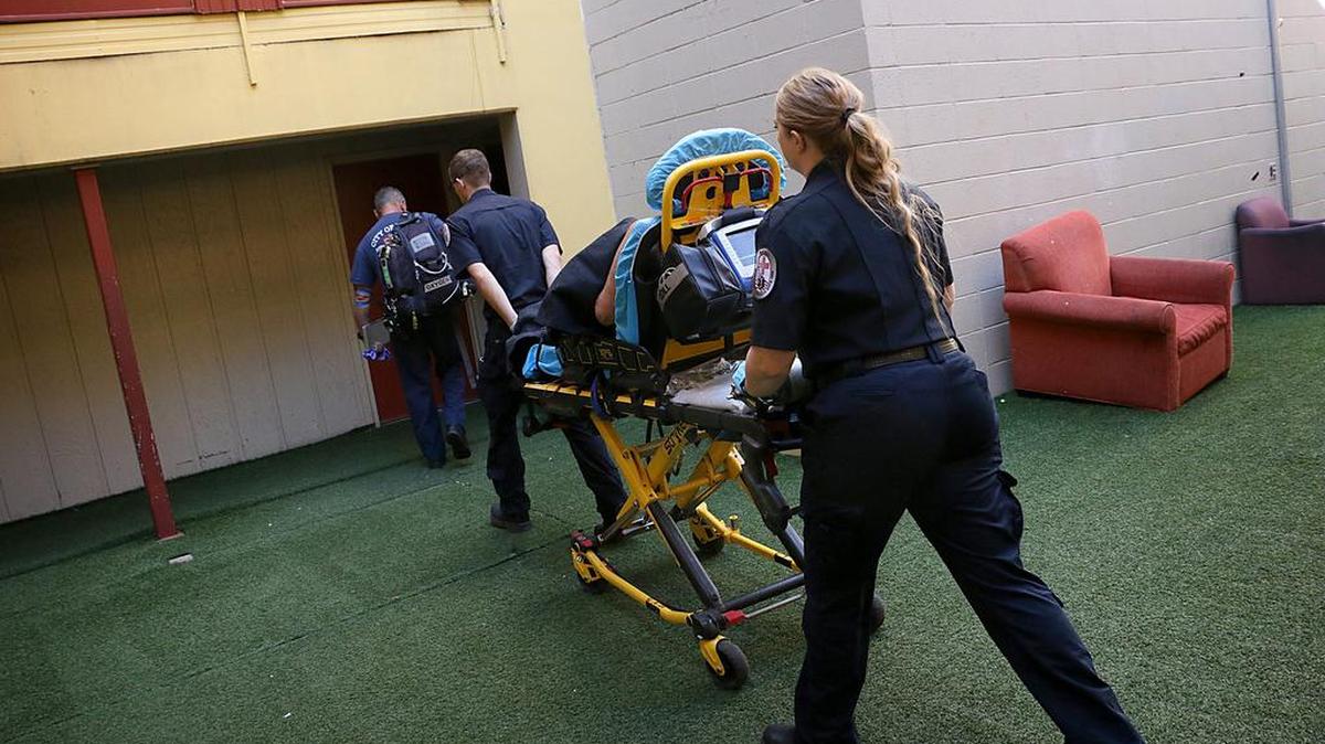 Un estudio entre sobrevivientes de paro cardiaco en Estados Unidos encontró que los latinos y afroamericanos tienen más probabilidades que los blancos de recibir tratamiento en hospitales con un desempeño inferior, y de tener resultados menos favorables después de la hospitalización