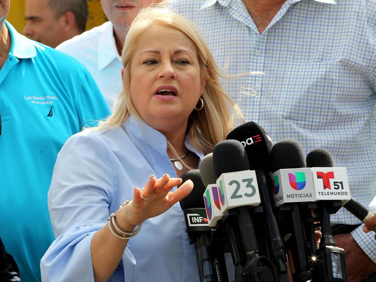 La gobernadora de Puerto Rico, Wanda Vázquez, habla durante una visita con Jenniffer González, comisionada residente de la isla en Washington, y el senador federal Rick Scott, a planta electrogeneradora de Costa Sur, en la localidad sureña de Guayanilla, cerca del epicentro del terremoto de magnitud 6.4 que afectó a Puerto Rico el viernes 7 de enero de 2020.
