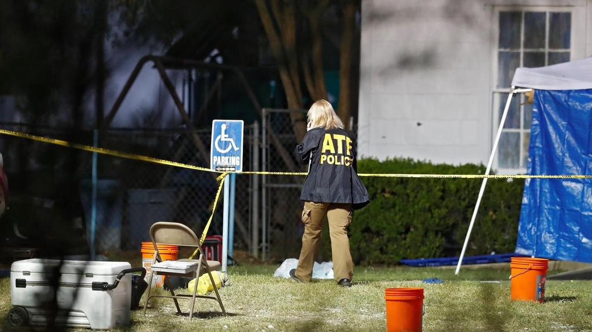 Una agente de la Agencia de Alcohol, Tabaco, Armas de Fuego y Explosivos de Estados Unidos (ATF, por su sigla en inglés), trabaja a las puertas de la iglesia baptista de Sutherland Springs, en Texas (Estados Unidos) al amanecer el 6 de noviembre de 2017.