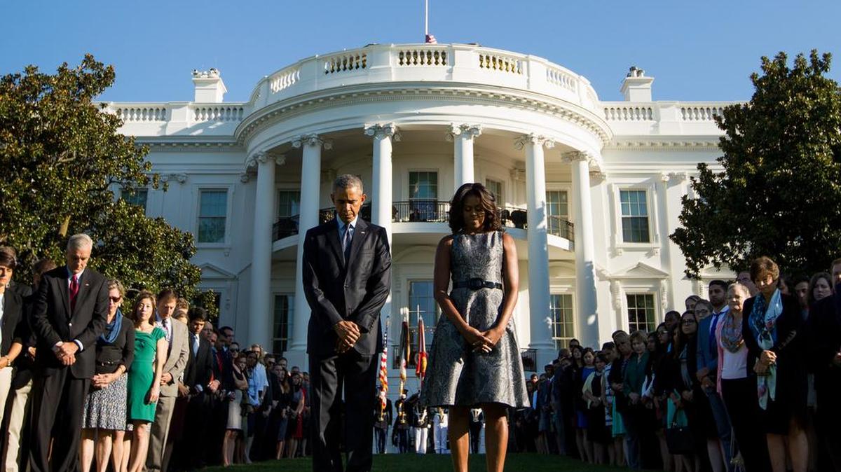 
El presidente Barack Obama, la primera dama Michelle Obama y el personal de la Casa Blanca, observaron un minuto de silencio en honor a las víctimas del 11 de septiembre del 2001.


