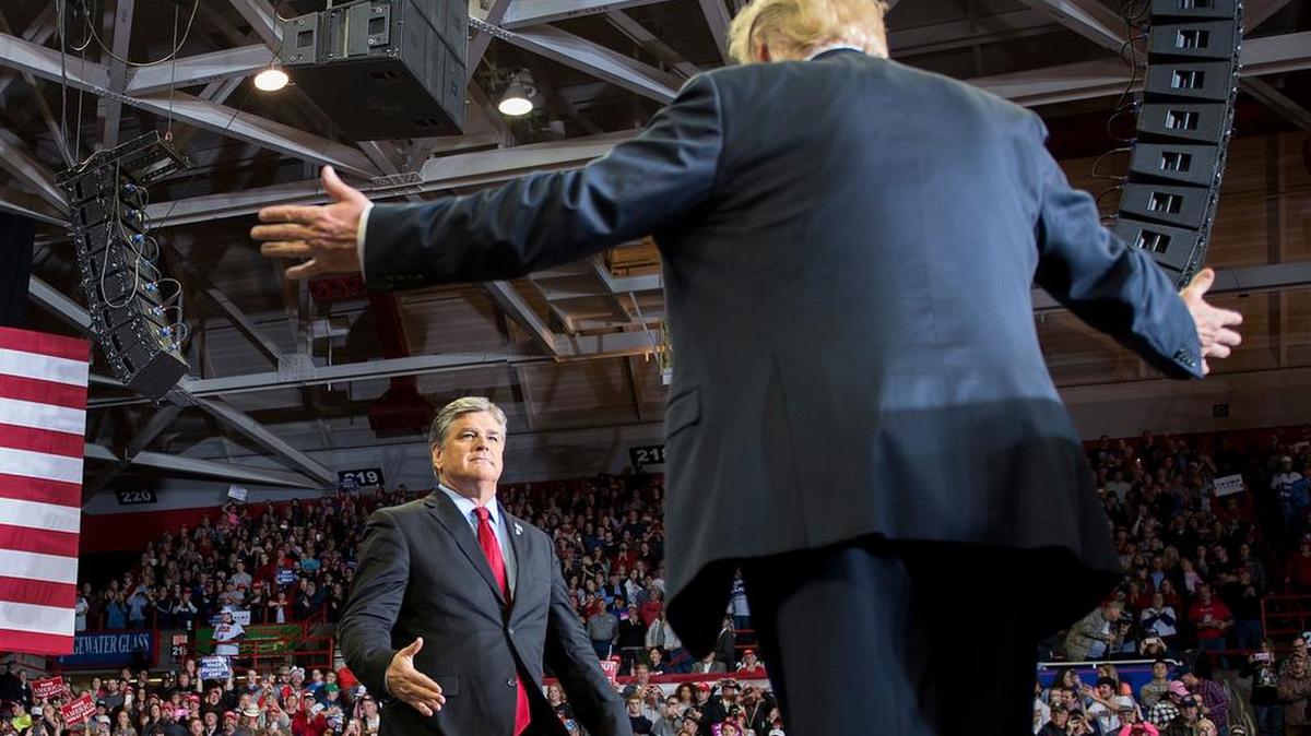 El presidente de los Estados Unidos, Donald Trump, saluda al presentador de televisión Sean Hannity en un mitin en Cape Girardeau, Missouri, el 5 de noviembre de 2018.