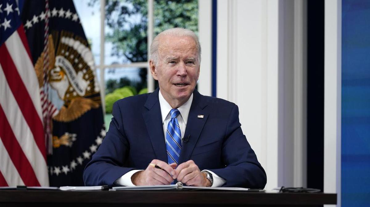 El presidente Joe Biden participa en la llamada regular del Equipo de Respuesta COVID-19 de la Casa Blanca con la Asociación Nacional de Gobernadores en el Auditorio de South Court en el Edificio de Oficinas Ejecutivas de Eisenhower en el Campus de la Casa Blanca, el lunes 27 de diciembre de 2021 en Washington. (Foto AP / Carolyn Kaster)