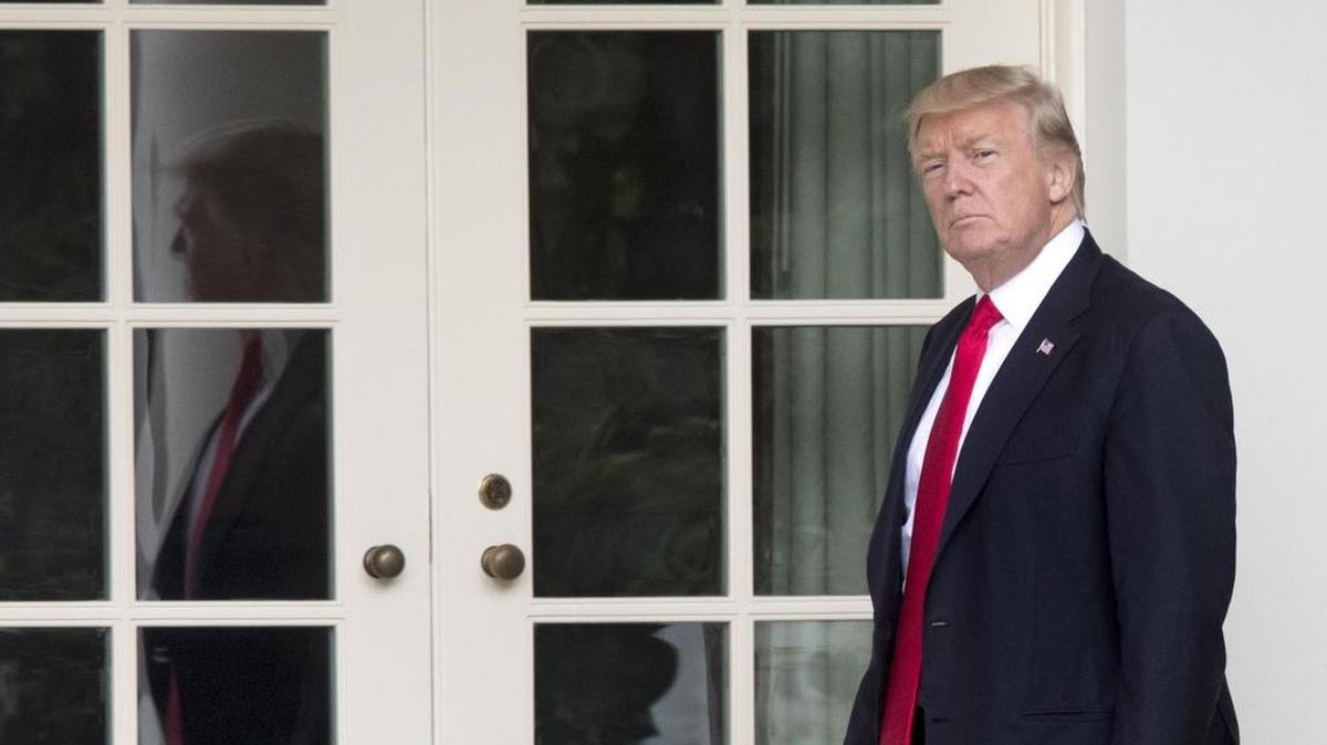 El presidente de EE.UU., Donald J. Trump, camina por la columnata de la Oficina Oval de la Casa Blanca, a su regreso de la ciudad de Cincinnati, Ohio, el miércoles 8 de junio de 2017, en Washington, DC.