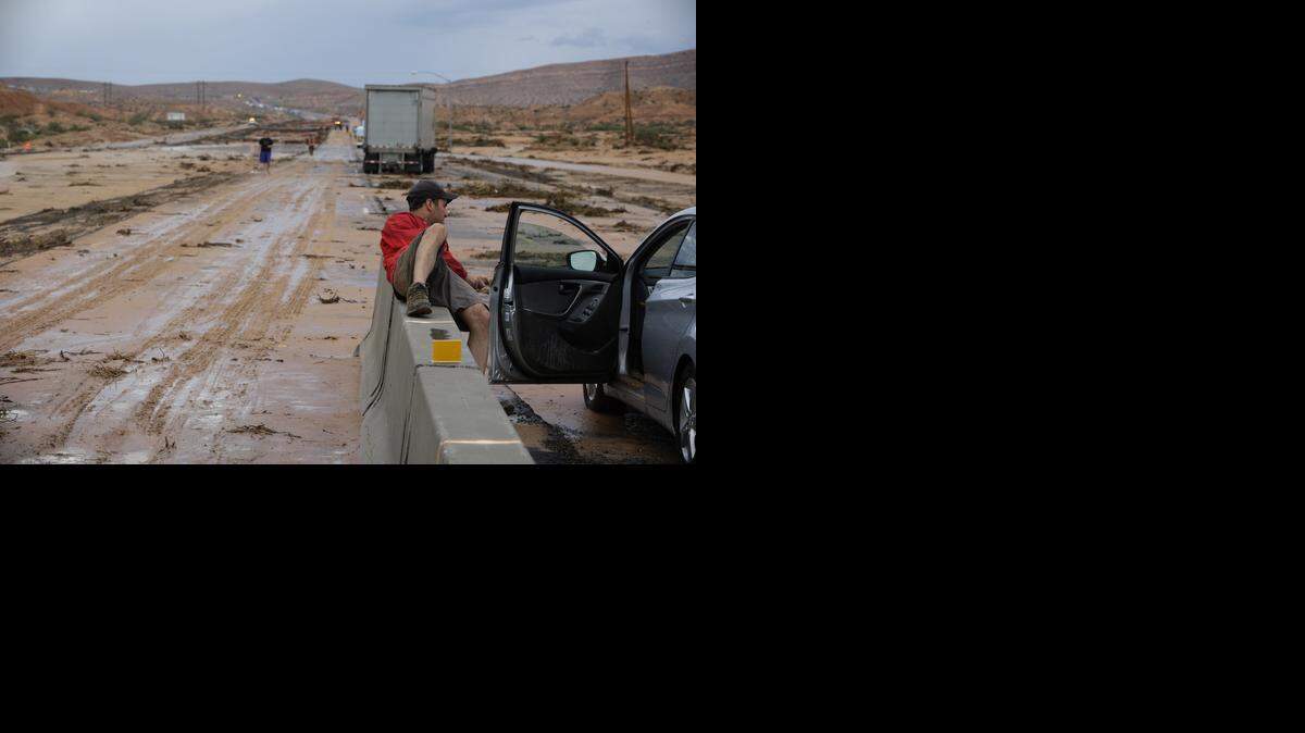 
Josh Bryant se encuentra en la Interestatal 15 en Moapa, Nevada, este lunes. La carretera permanece cerrada en ambas direcciones debido a los daños por las inundaciones.


