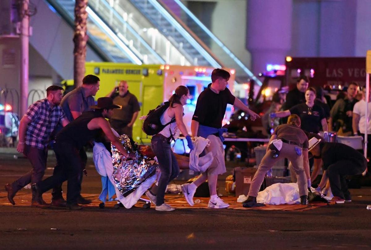 Una persona herida es atendida en la intersección de la avenida Tropicana y el bulevar de Las Vegas después de un tiroteo en un festival de música country el 2 de octubre de 2017 en Las Vegas, Nevada.