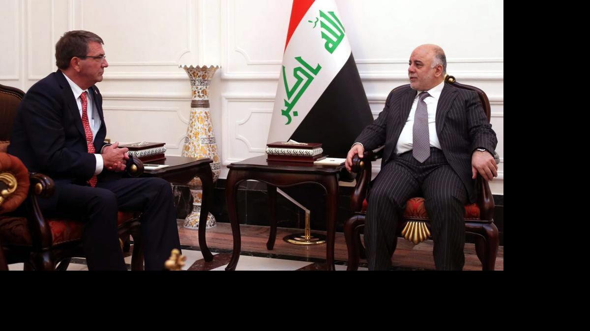 
El jefe del Pentágono, Ash Carter (izq.), se reunió el jueves en Irak con el primer ministro iraquí, Haider al Abadi, y líderes sunitas para hablar sobre los avances en la guerra contra los yihadistas del Estado Islámico.
