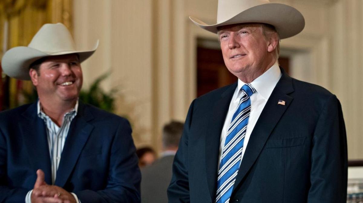 El presidente Donald Trump (d) se prueba un sombrero de vaquero Stetson, mientras participa en la presentación de productos "Made in America" en la Casa Blanca, en Washington (Estados Unidos) el lunes 17 de julio de 2017. Trump, defendió el lunes la importancia de la producción "Made in America" y de volver a ser un país de manufacturas y fabricación, al subrayar que no permitirá que otras naciones "roben" empleos estadounidenses y continúen con prácticas comerciales "injustas".