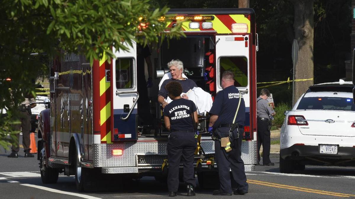 El representante Roger Williams, de Texas, es colocado en una ambulancia en el lugar de un tiroteo en un campo de béisbol en Alexandria, Virginia, el miércoles 14 de junio de 2017.