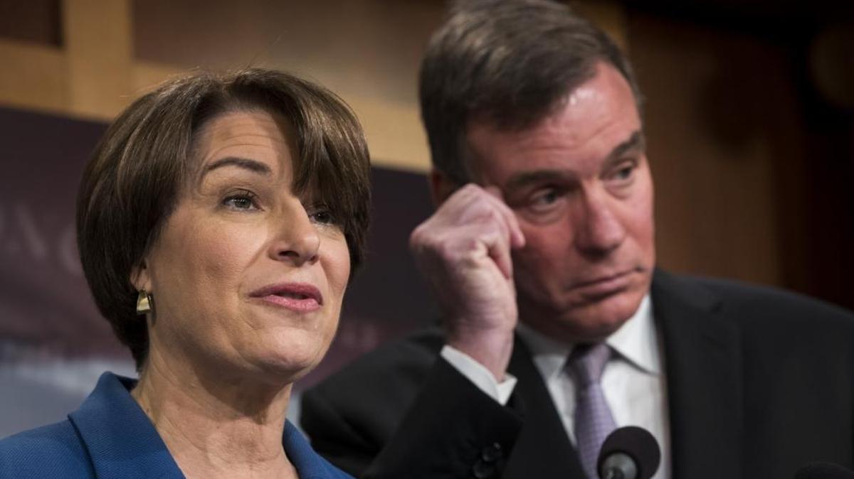 La senadora Amy Klobuchar (D-MN) habla junto al senador Mark Warner (D-VA) en una conferencia de prensa para presentar el 'Honest Ads Act,' en el Capitolio de Washington, DC, el 19 de octubre.