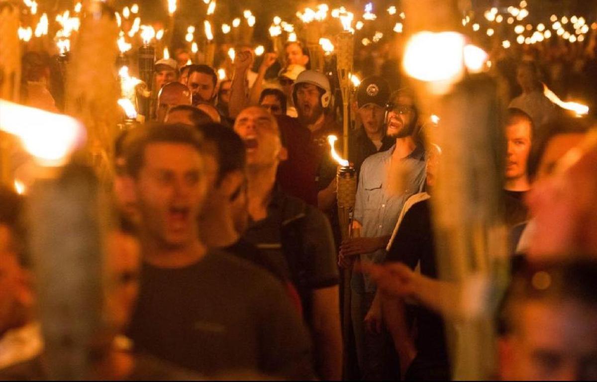 Grupos neonazis y de supremacistas blancos marchan el Charlottesville, Virginia el 11 de agosto del 2017.