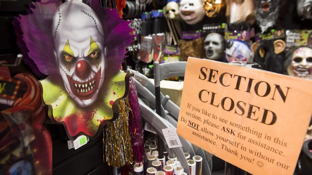 Una tienda de disfraces en Arlington, Virginia, ofrece los trajes y máscaras de payaso, que para muchos ya deja de ser divertido.